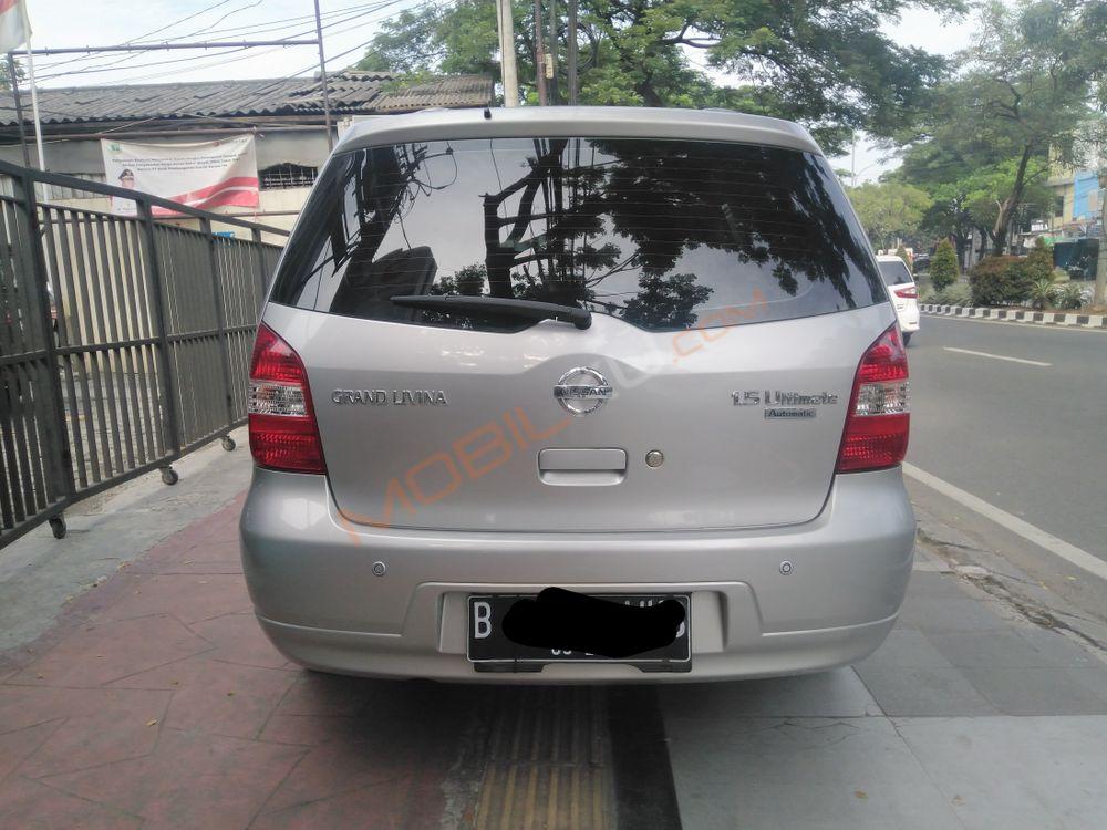 Mobil Nissan Livina 2013