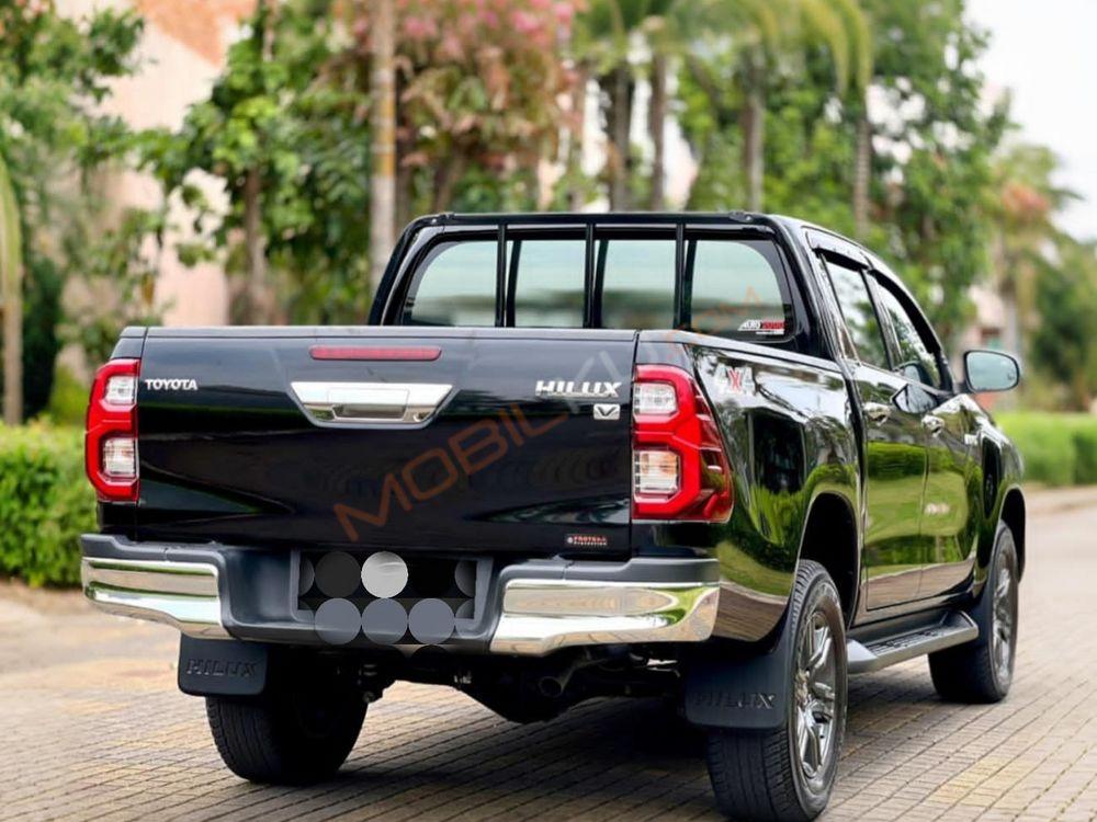 Mobil Toyota Hilux 2023