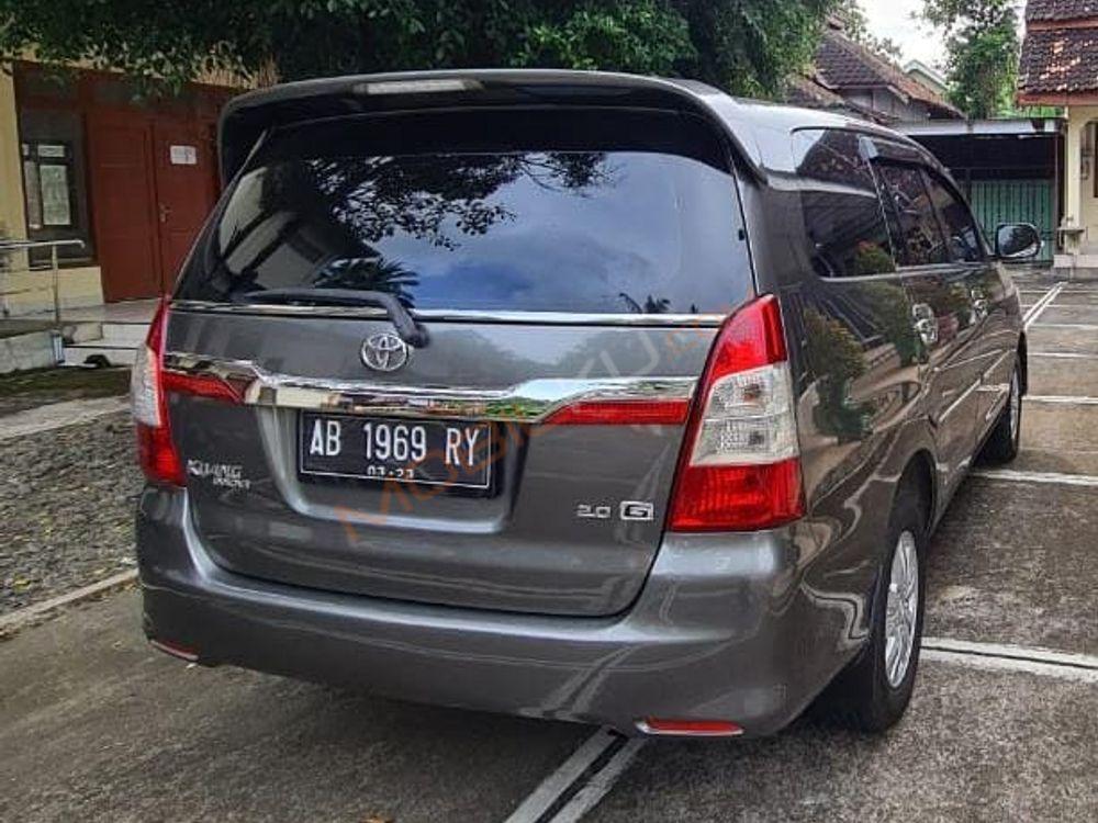 Mobil Toyota Kijang Innova 2013