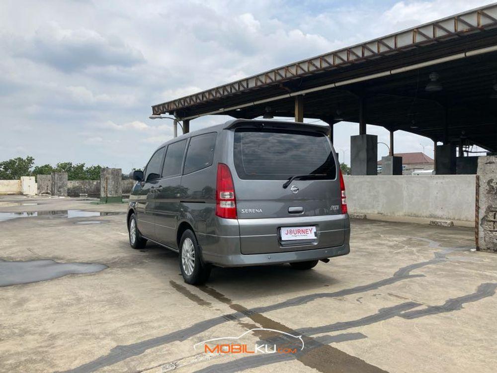 Mobil Nissan Serena 2012