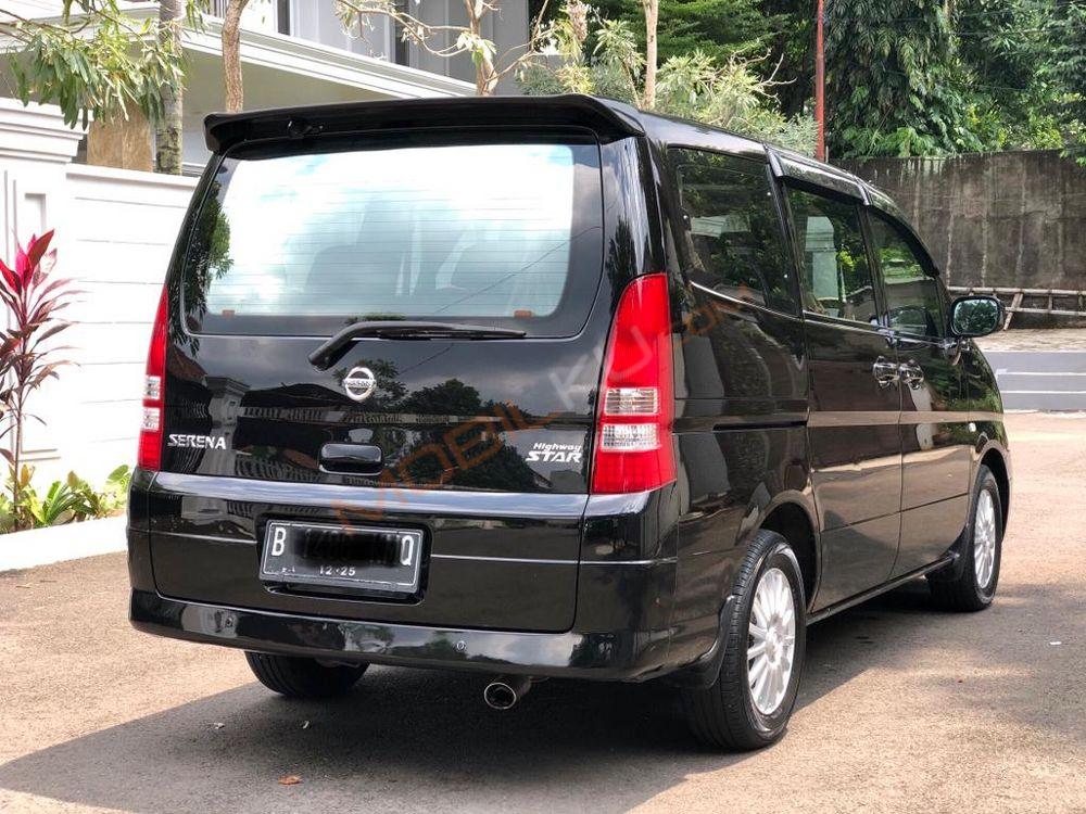 Mobil Nissan Serena 2009