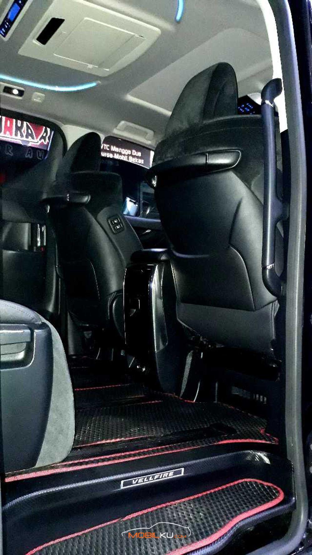 Mobil Toyota Vellfire 2016