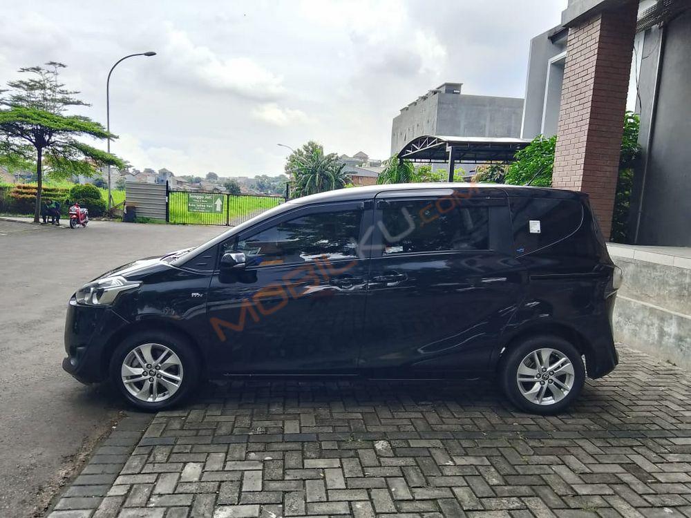 Mobil Toyota Sienta 2017