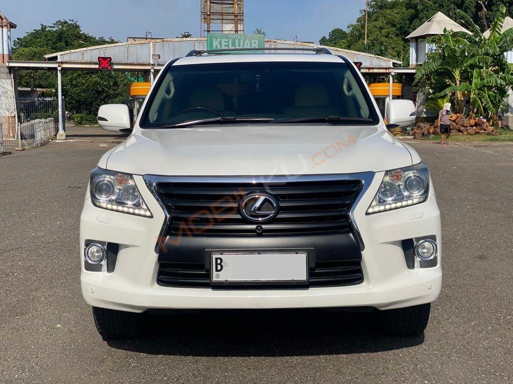 Mobil Lexus LX 2013