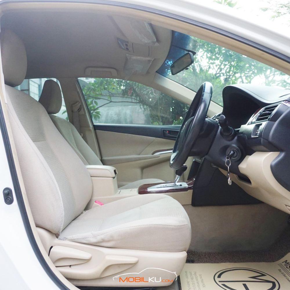 Mobil Toyota Camry 2013