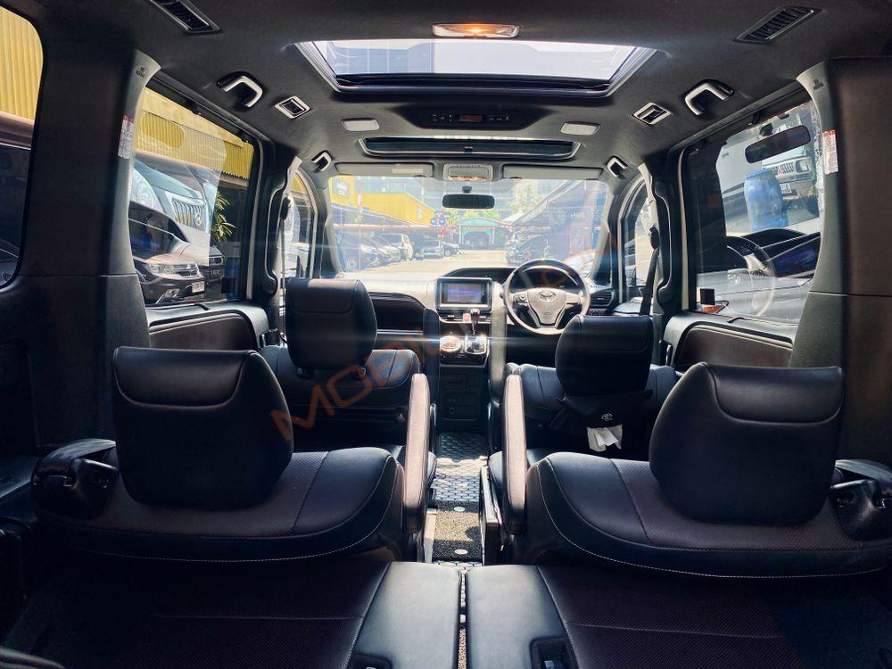 Mobil Toyota Voxy 2019