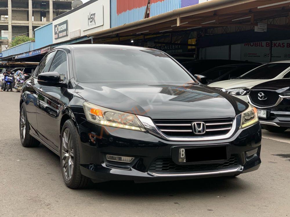 Mobil Honda Accord 2013