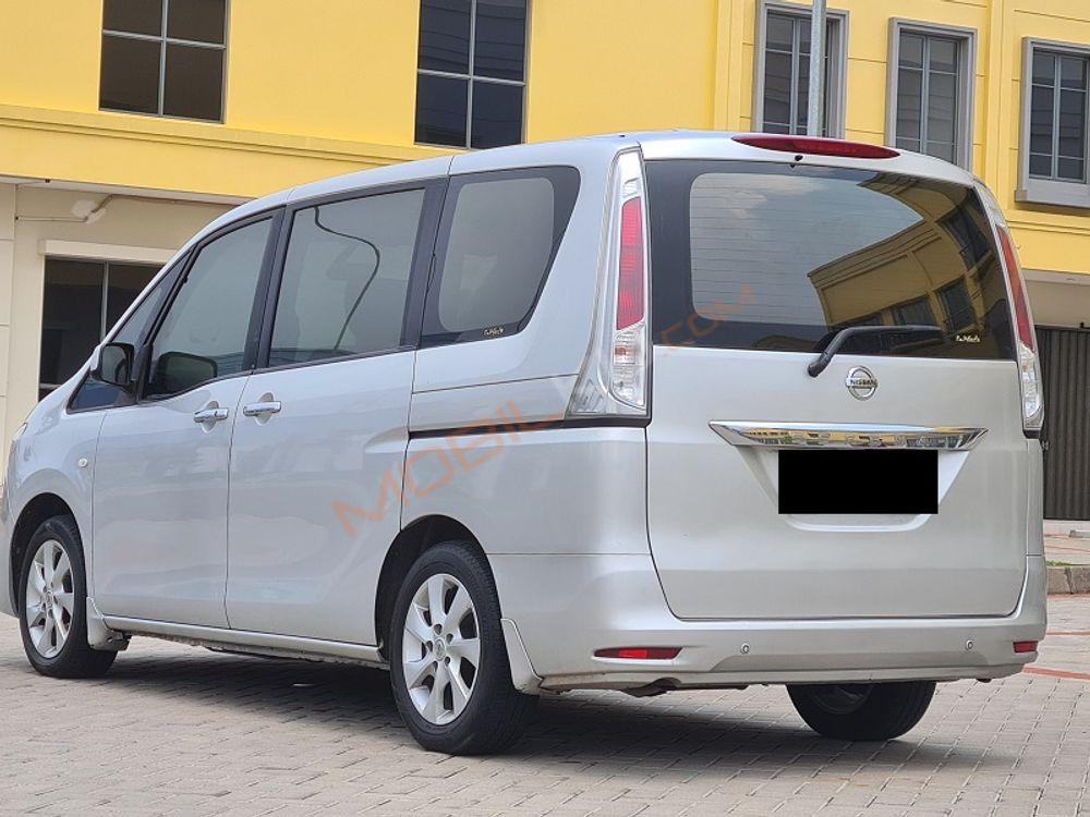 Mobil Nissan Serena 2013