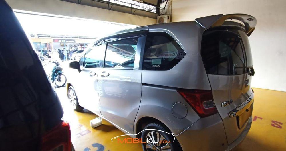 Mobil Honda Freed 2012