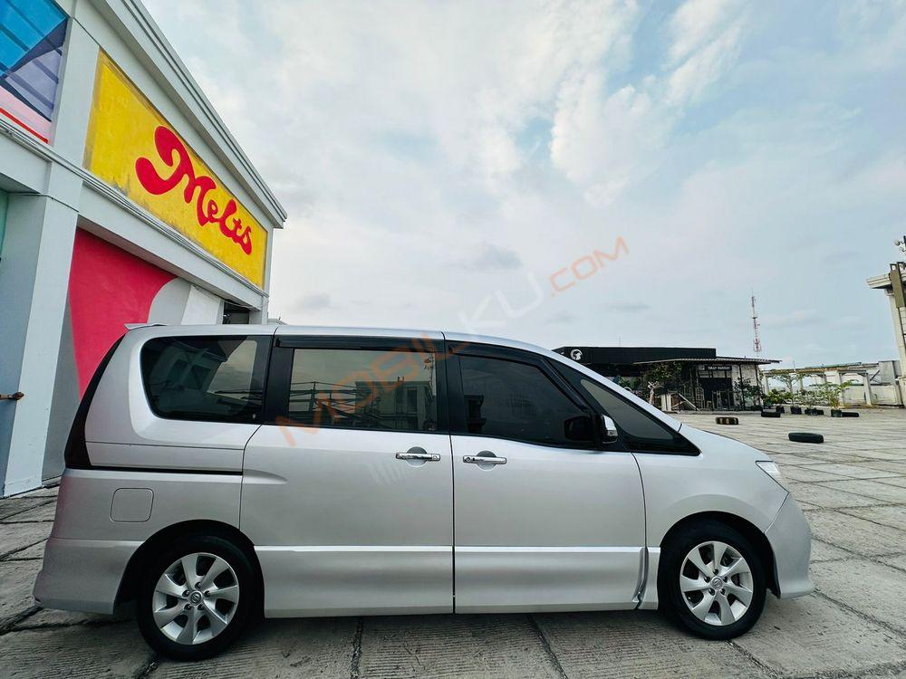 Mobil Nissan Serena 2013