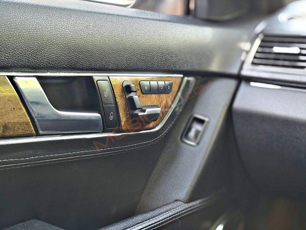Mobil Mercedes-Benz C-Class 2009