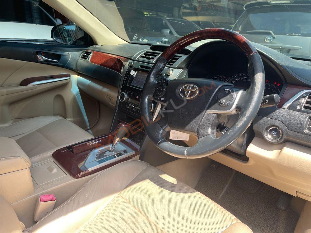 Mobil Toyota Camry 2013