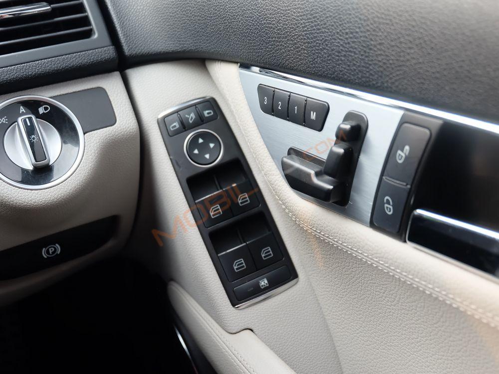 Mobil Mercedes-Benz C-Class 2011