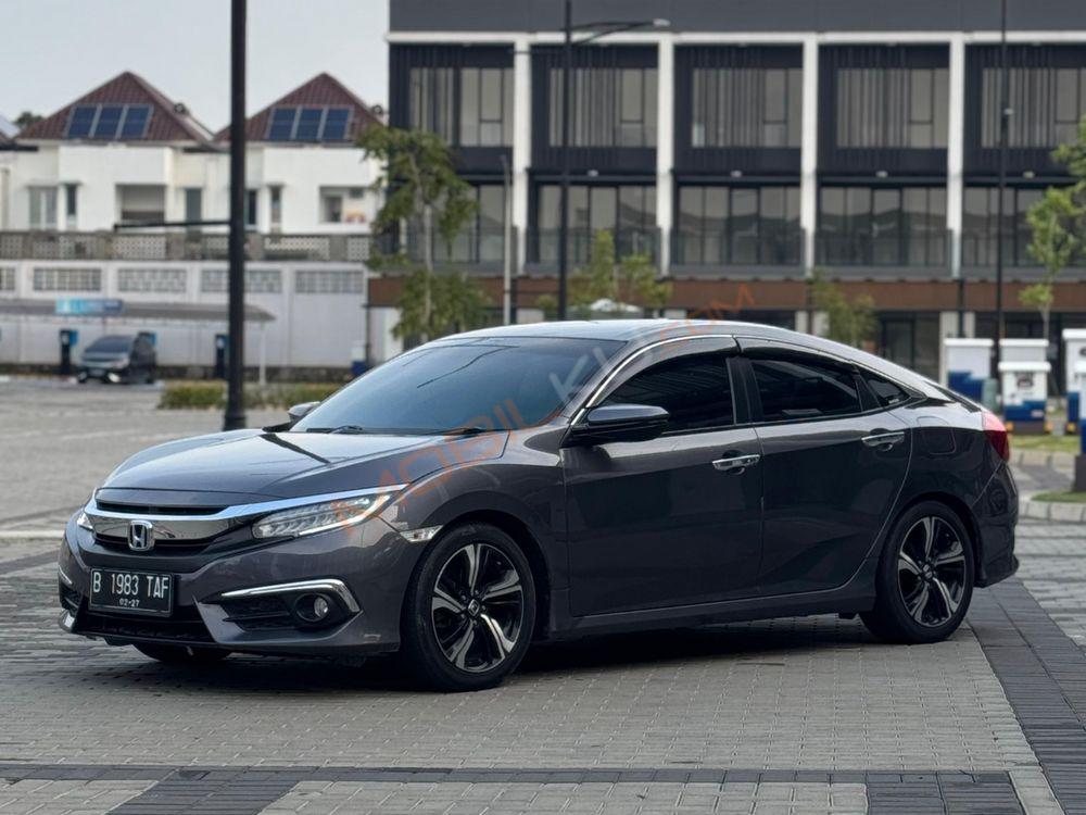 Mobil Honda Civic Hatchback 2016