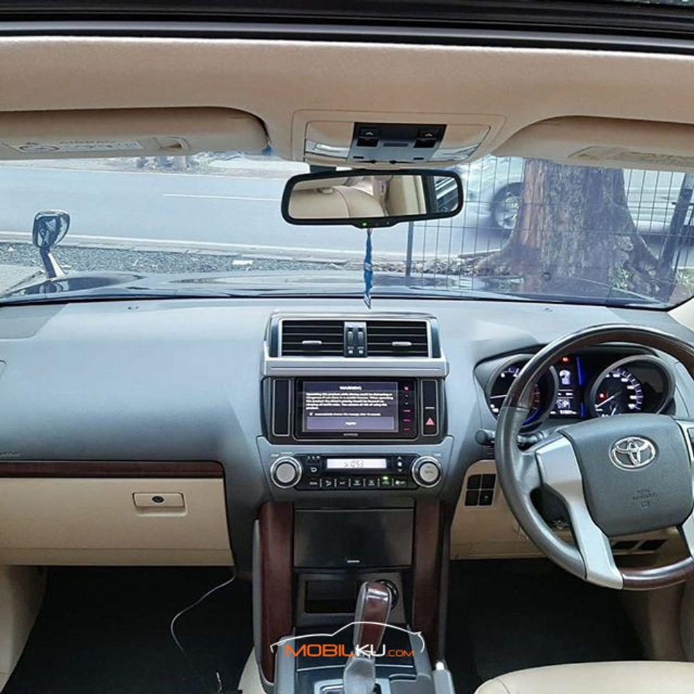 Mobil Toyota Land Cruiser 2014