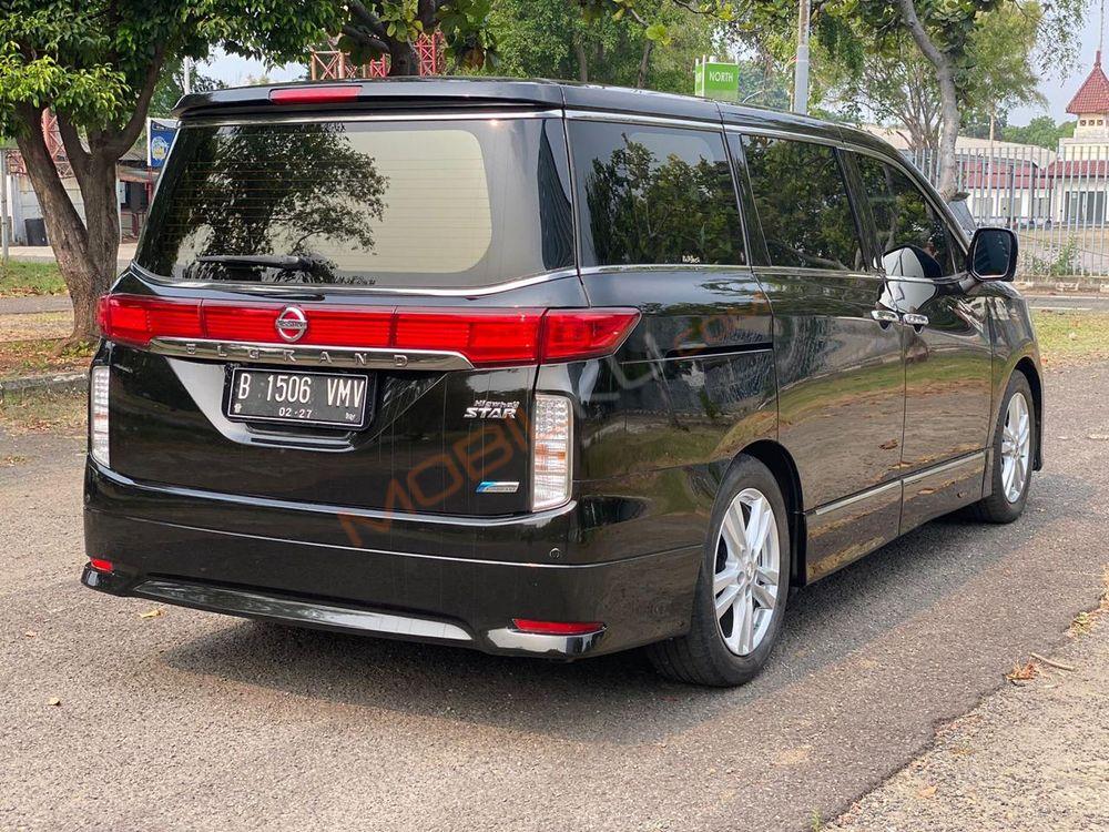 Mobil Nissan Elgrand 2013