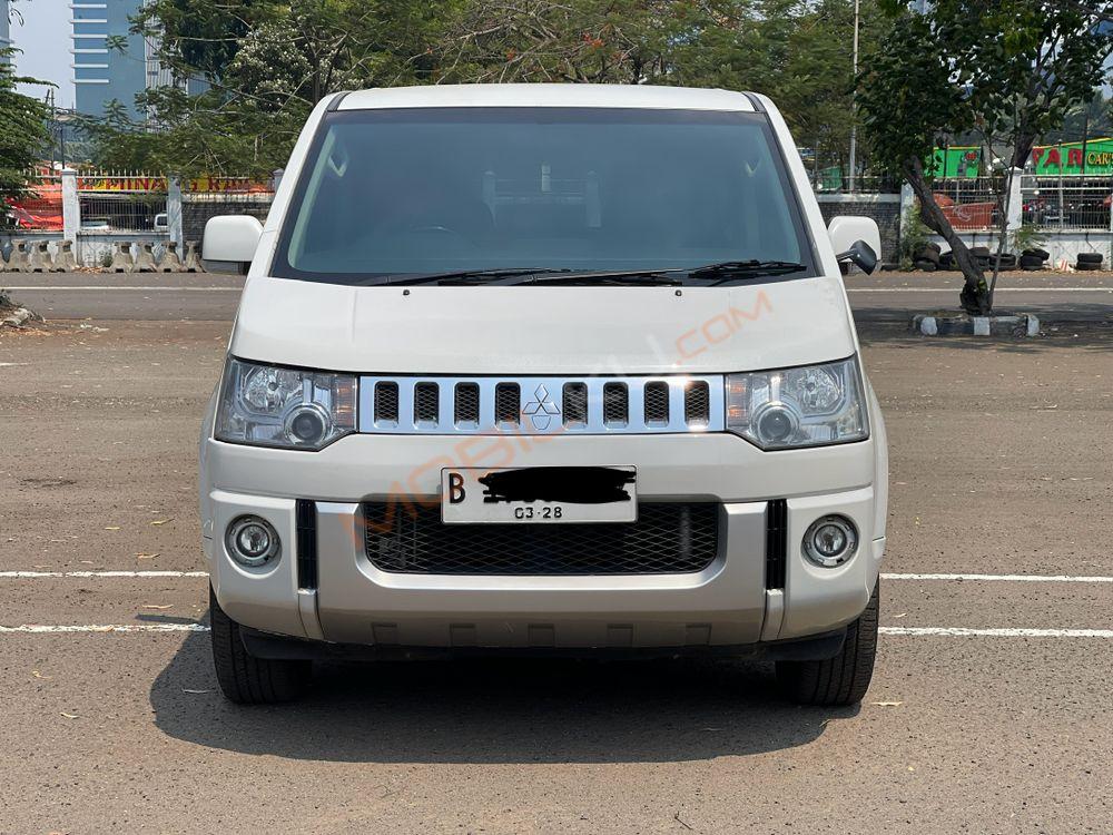 Mobil Mitsubishi Delica 2015