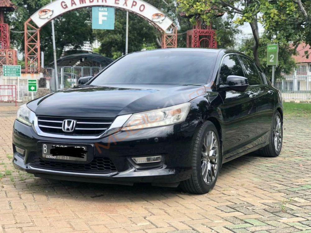 Mobil Honda Accord 2013