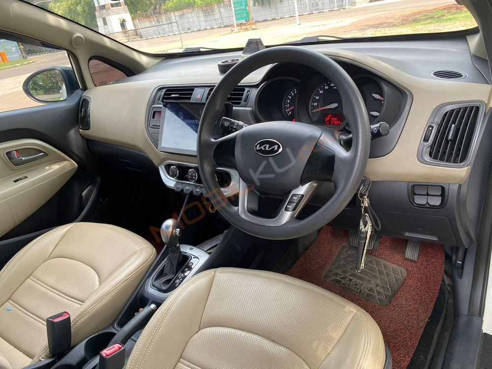 Mobil Kia Rio 2014