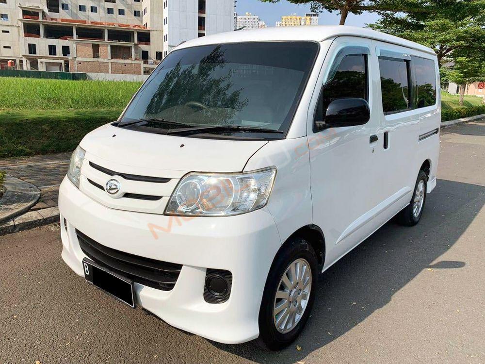 Mobil Daihatsu Luxio 2015