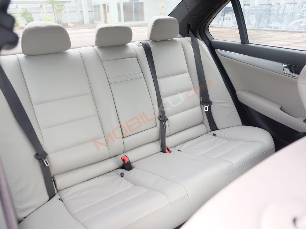 Mobil Mercedes-Benz C-Class 2011