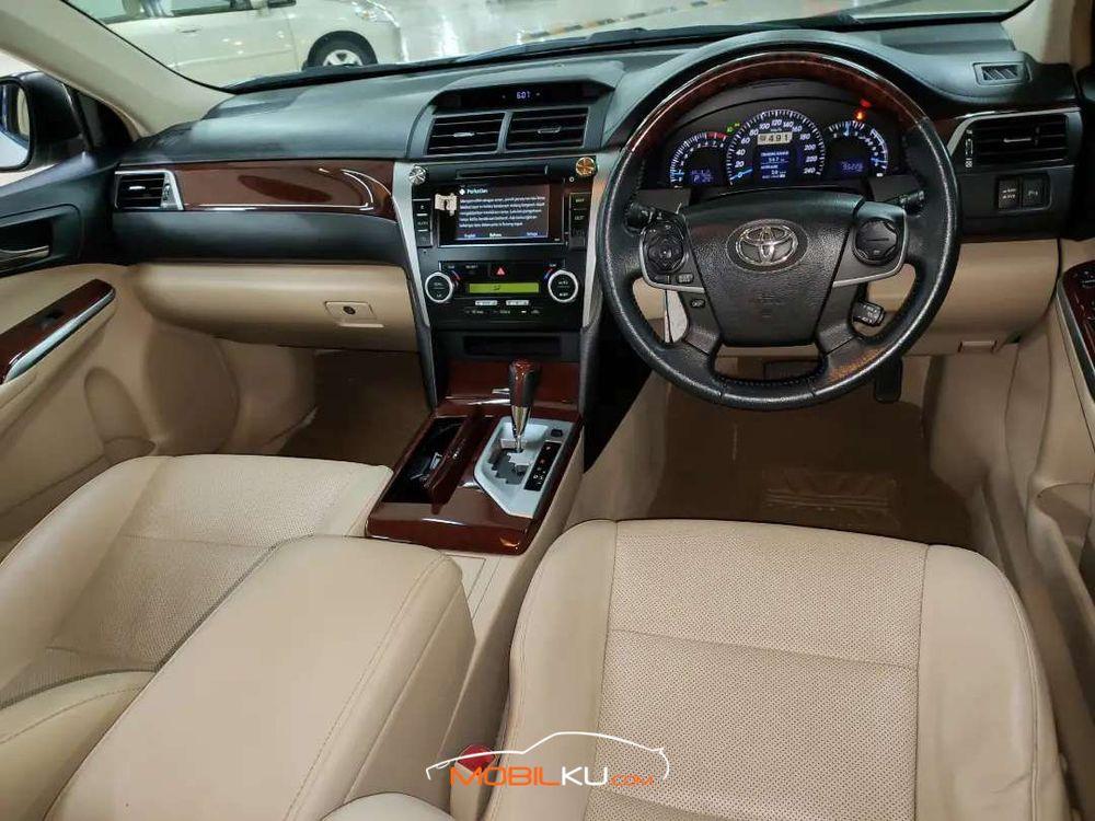 Mobil Toyota Camry 2014