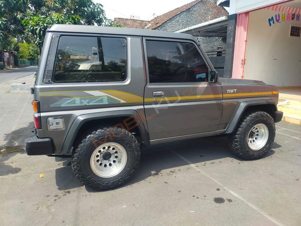 Mobil Daihatsu Taft 1997