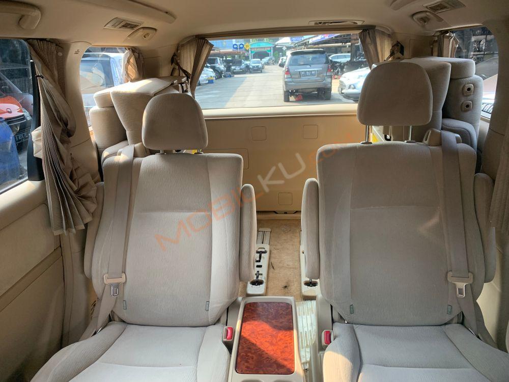 Mobil Toyota Alphard 2009