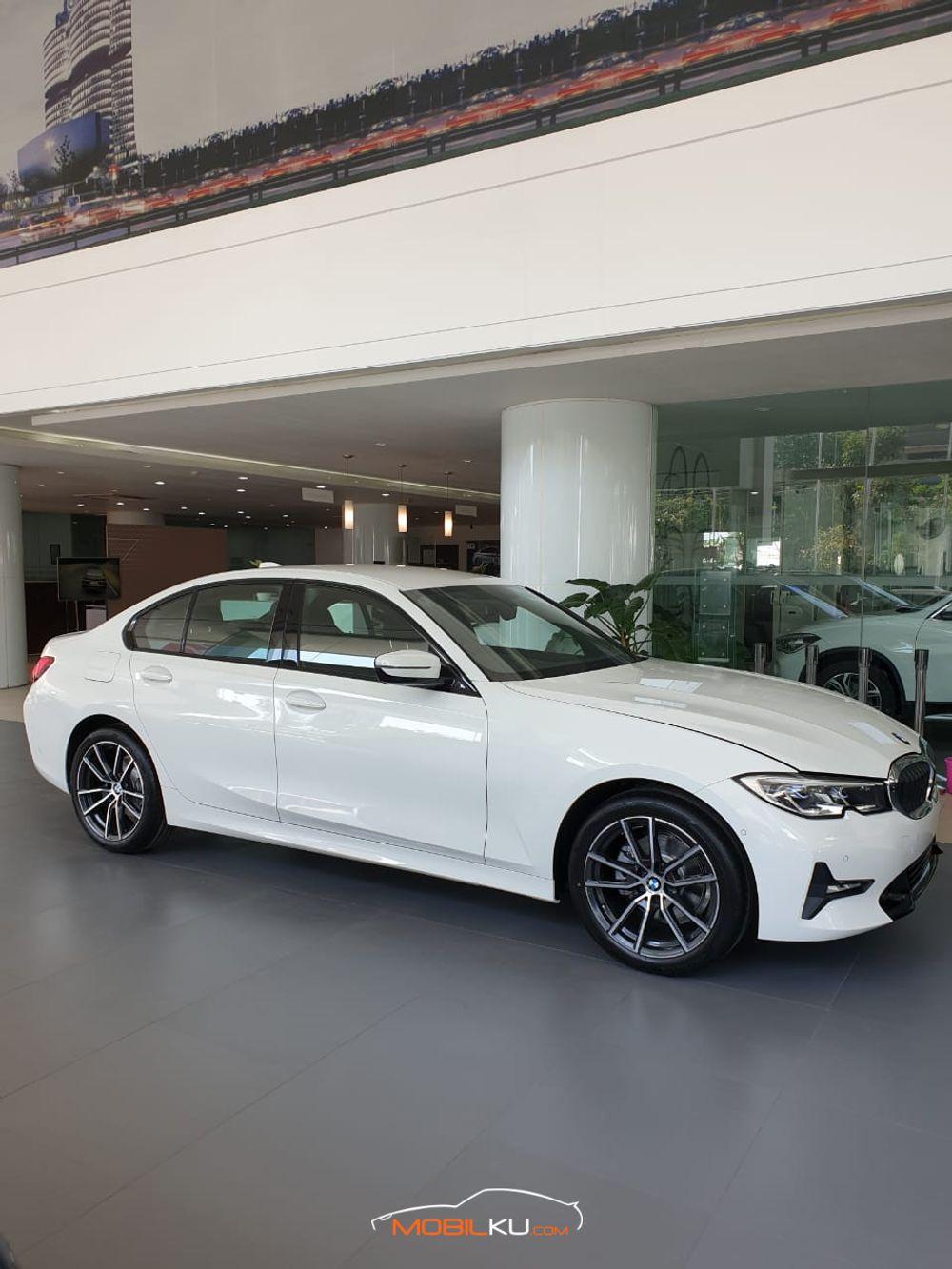 Mobil BMW 3 Series 2020