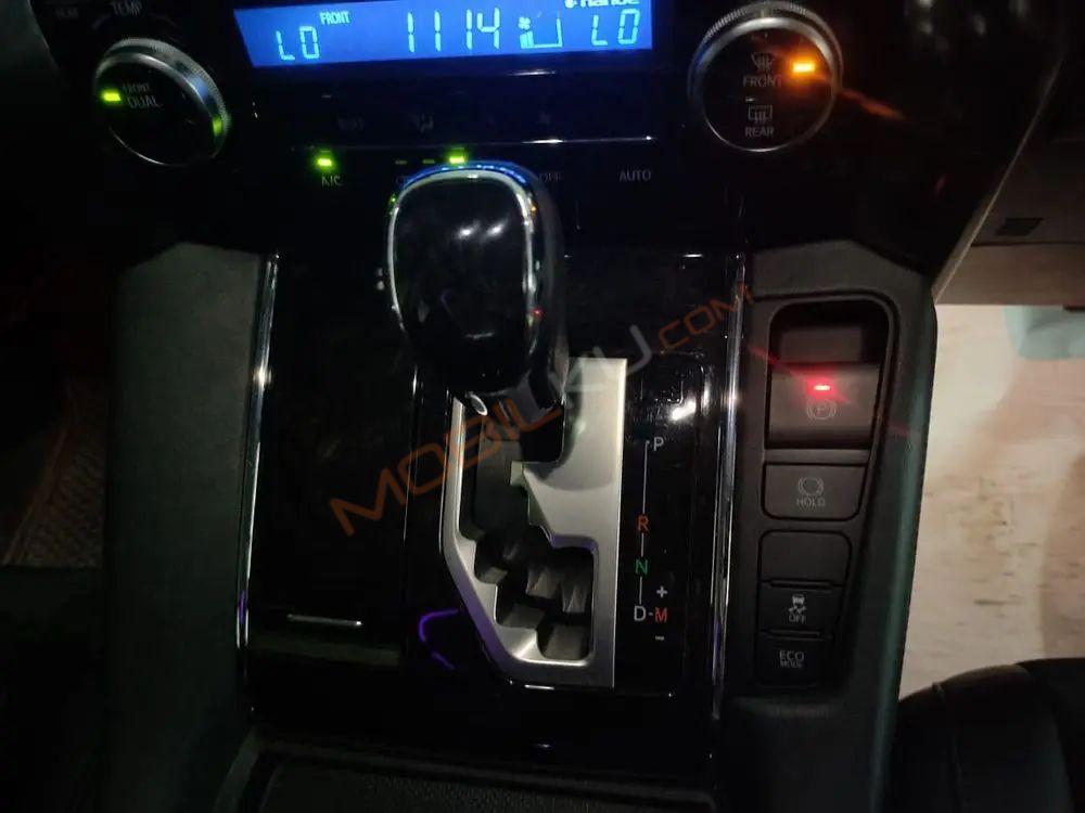 Mobil Toyota Vellfire 2015