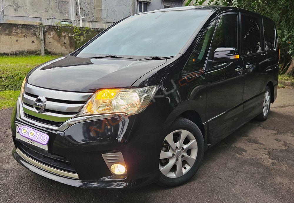 Mobil Nissan Serena 2014