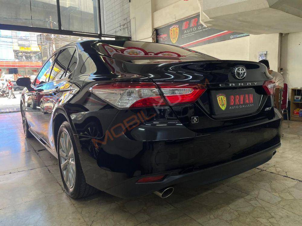 Mobil Toyota Camry 2021