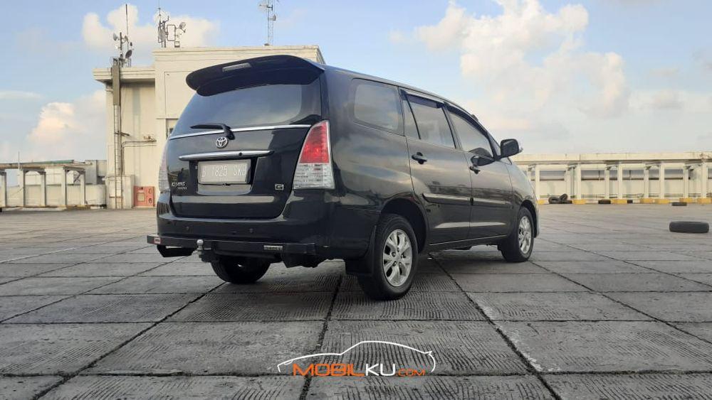 Mobil Toyota Kijang Innova 2010