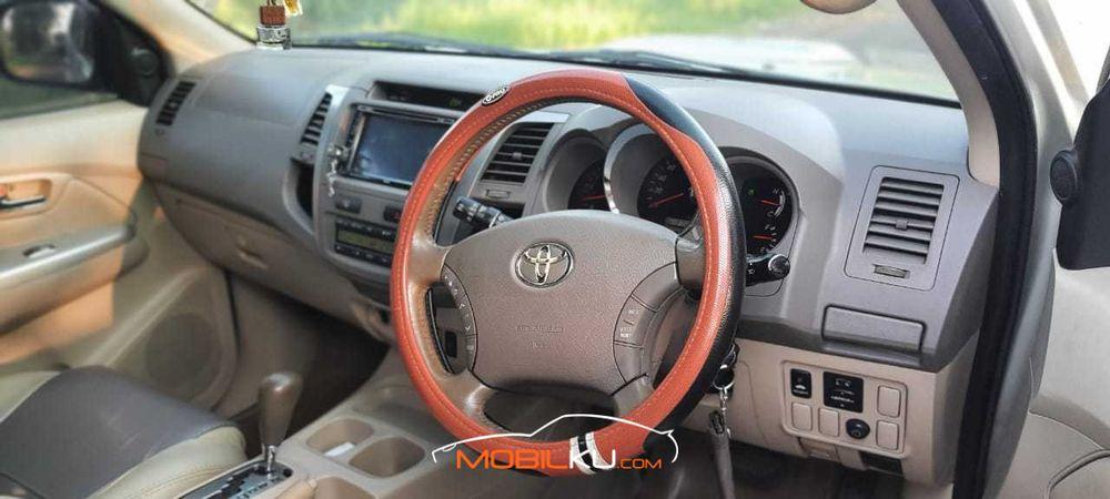 Mobil Toyota Fortuner 2005