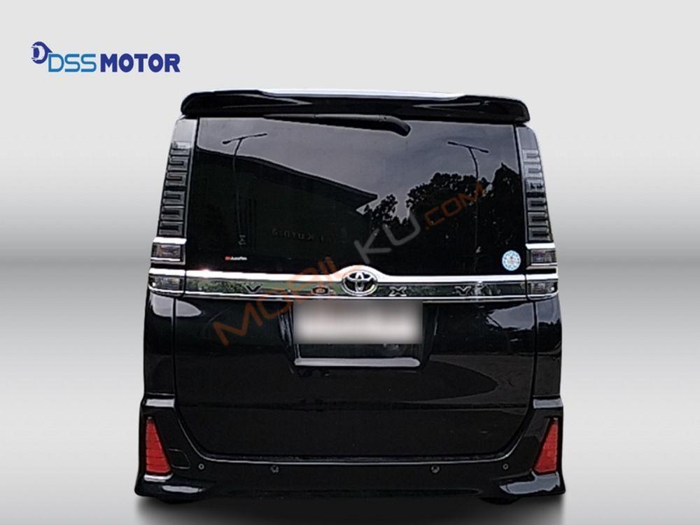 Mobil Toyota Voxy 2019