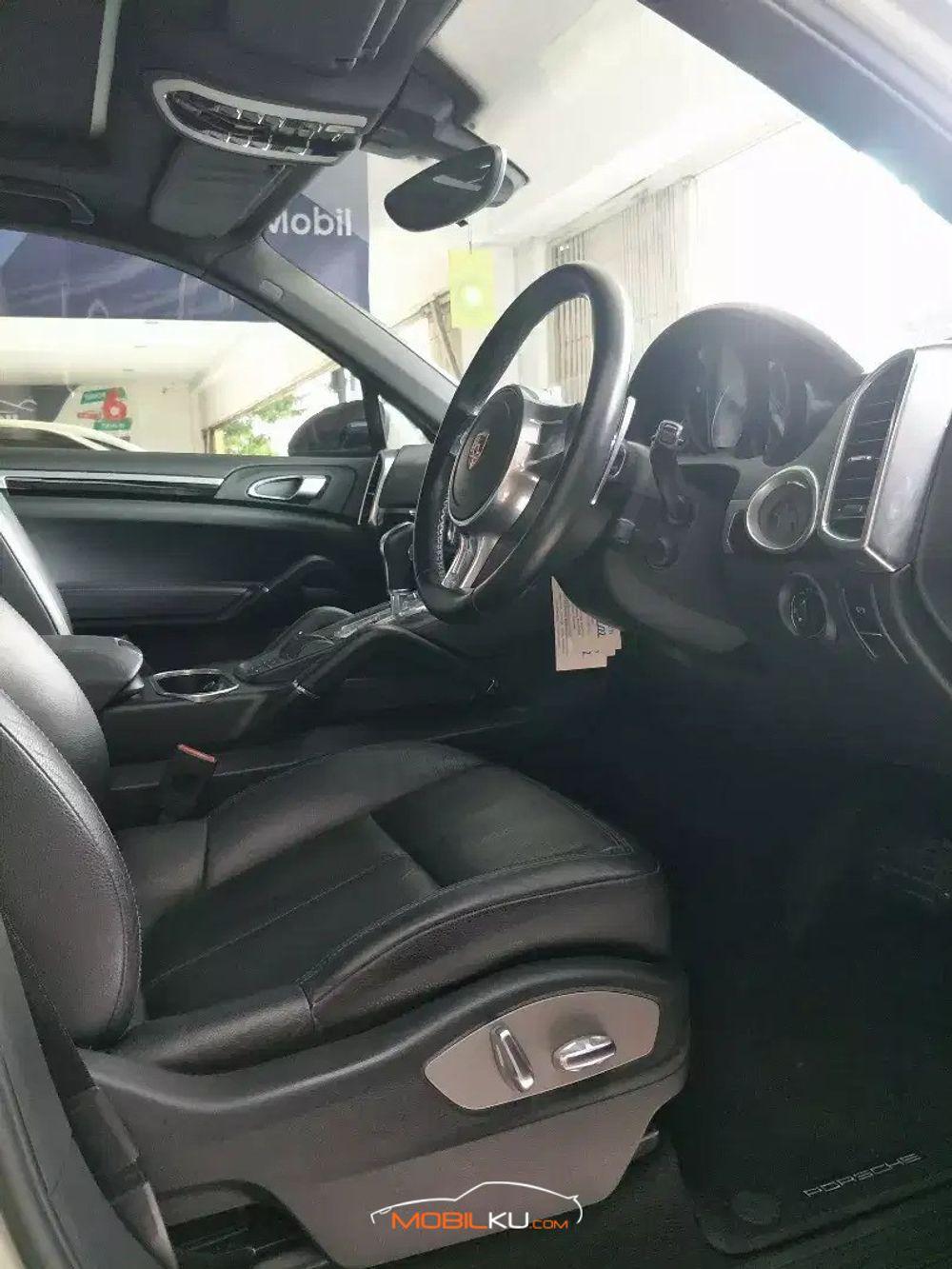 Mobil Porsche Cayenne 2011