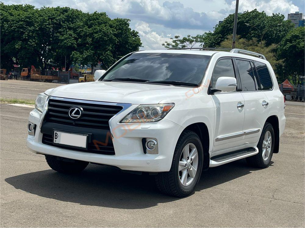 Mobil Lexus LX 2013