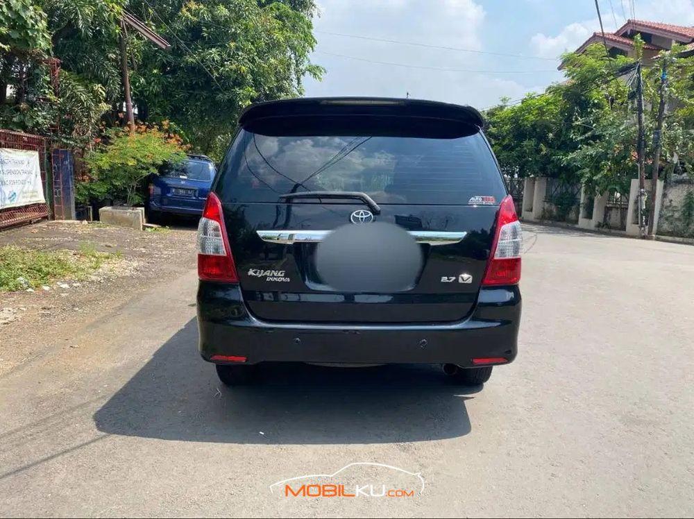 Mobil Toyota Kijang Innova 2005