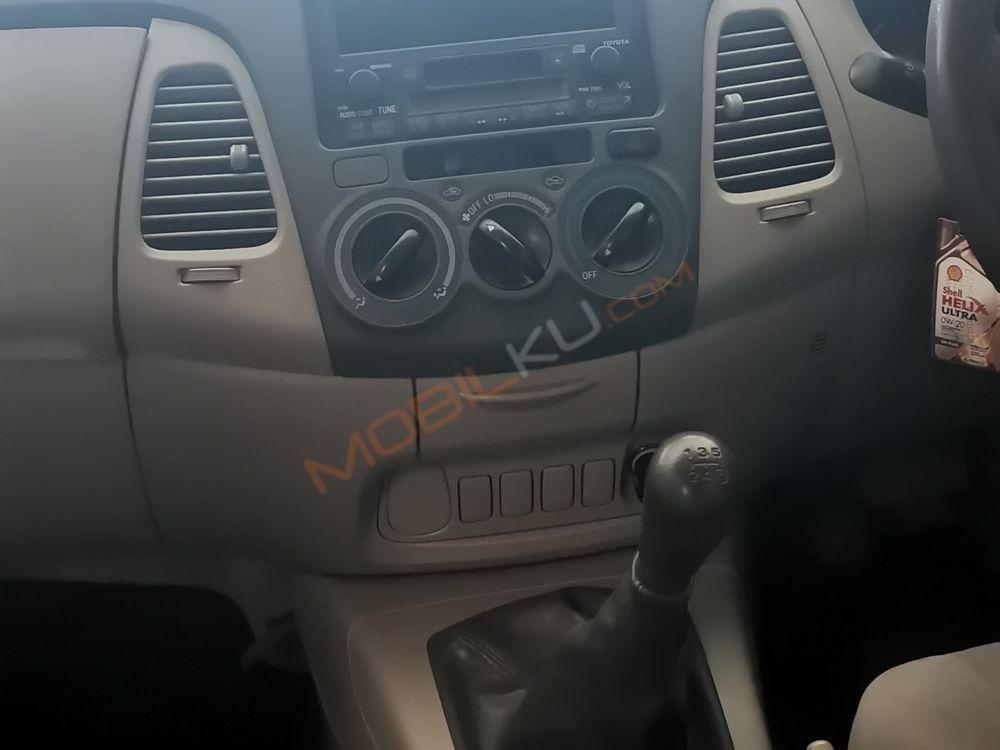 Mobil Toyota Kijang Innova 2009