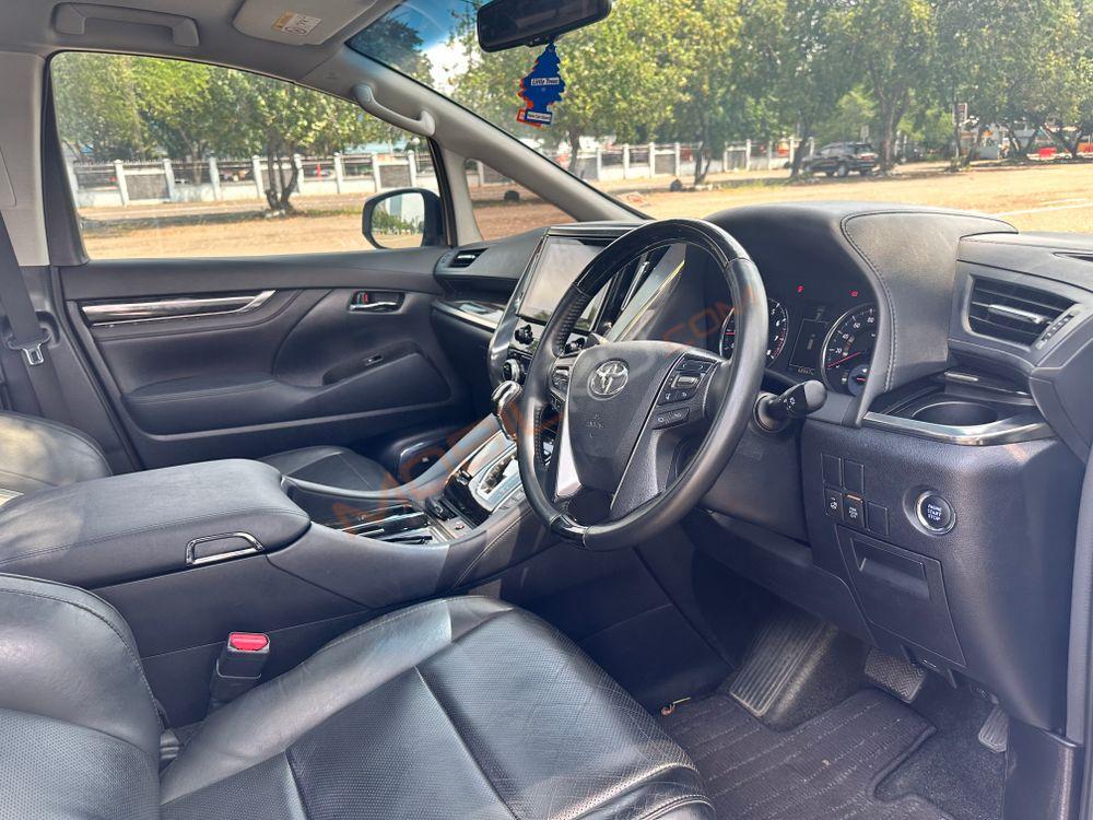 Mobil Toyota Alphard 2016