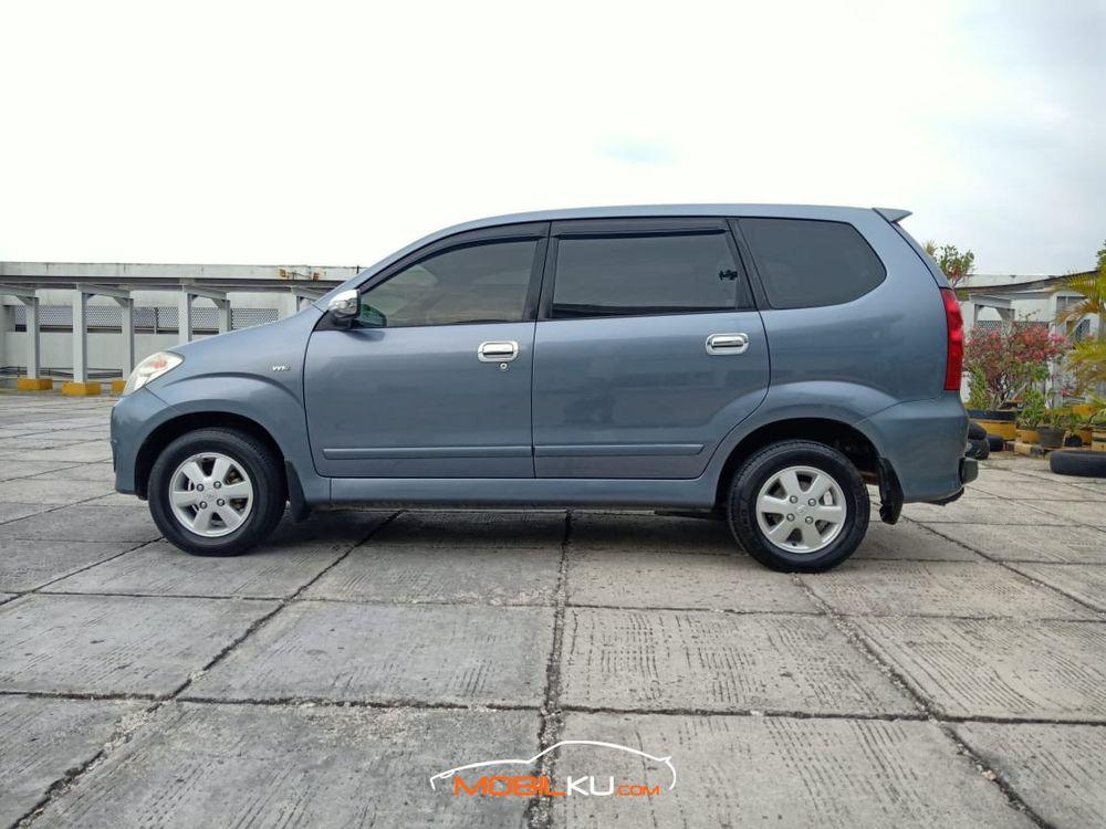 Mobil Toyota Avanza 2011