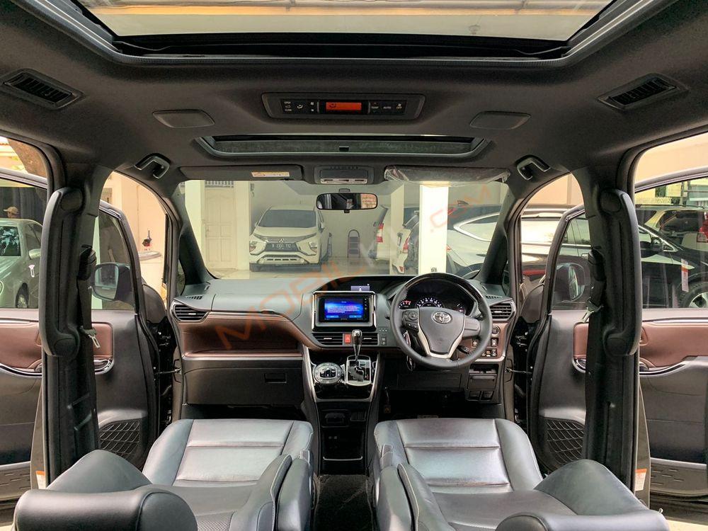 Mobil Toyota Voxy 2018