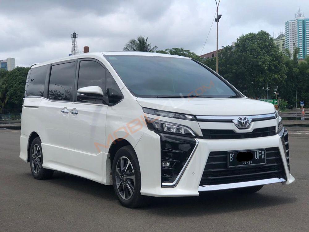 Mobil Toyota Voxy 2018
