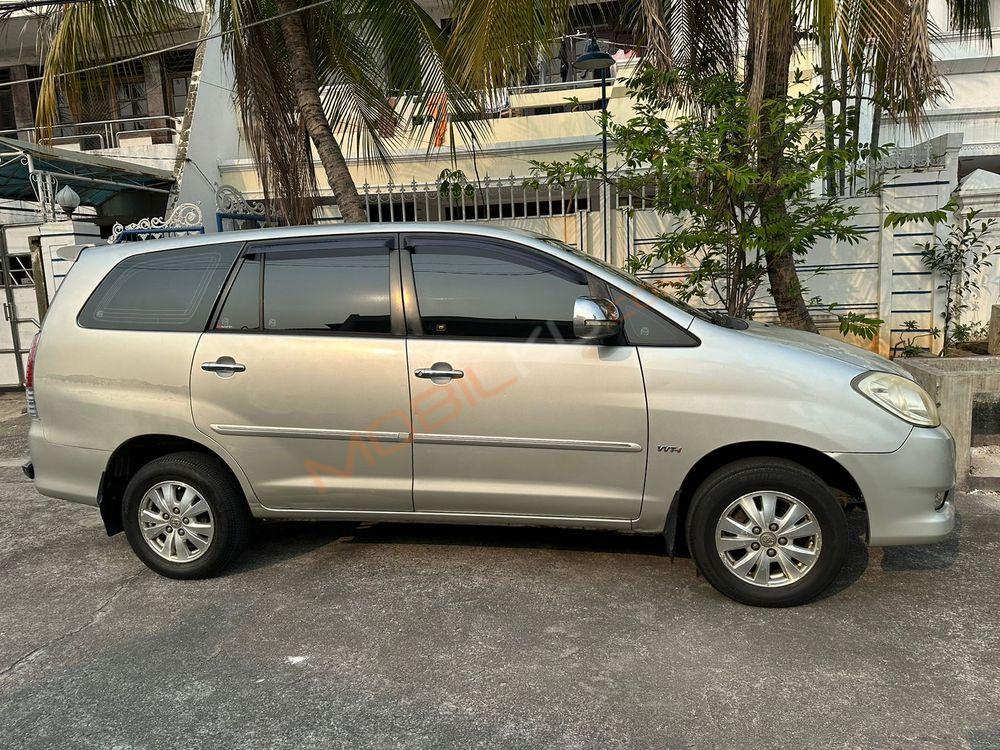 Mobil Toyota Kijang Innova 2011