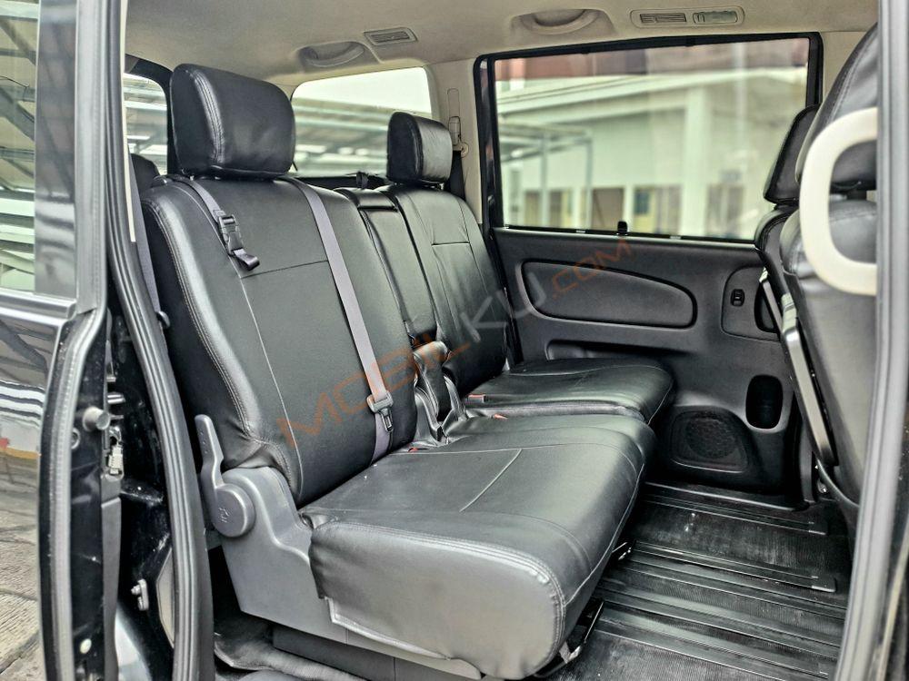 Mobil Nissan Serena 2017