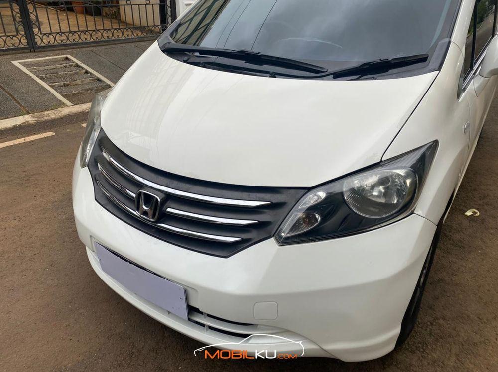 Mobil Honda Freed 2010