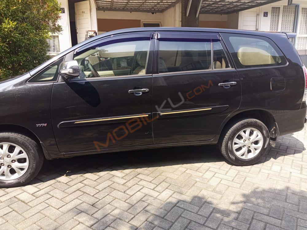 Mobil Toyota Kijang Innova 2010