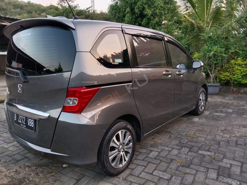 Mobil Honda Freed 2013