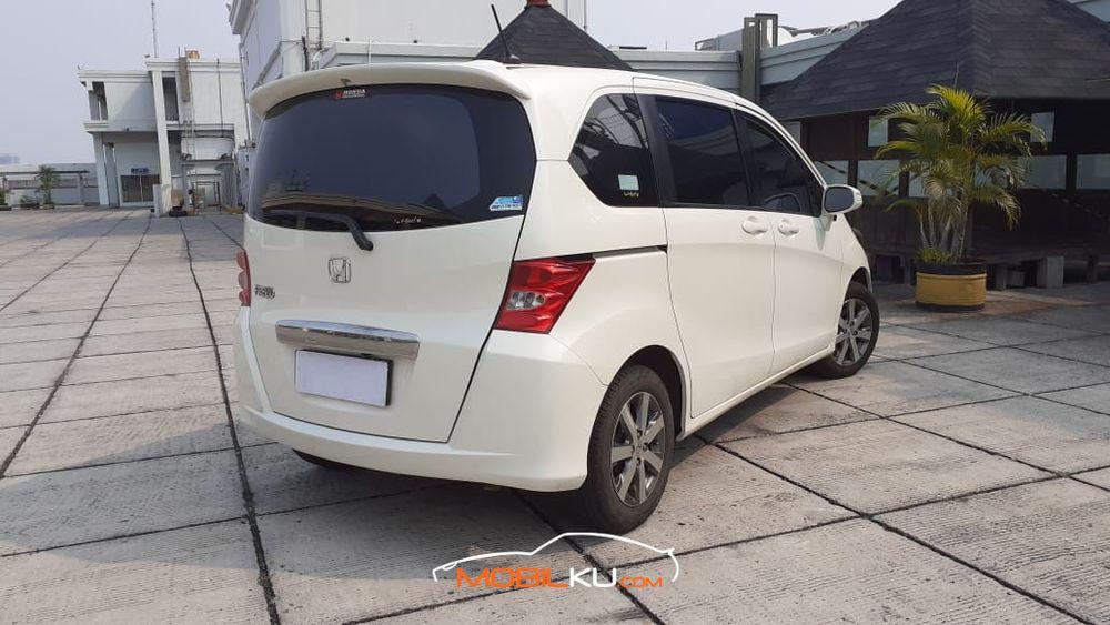 Mobil Honda Freed 2011