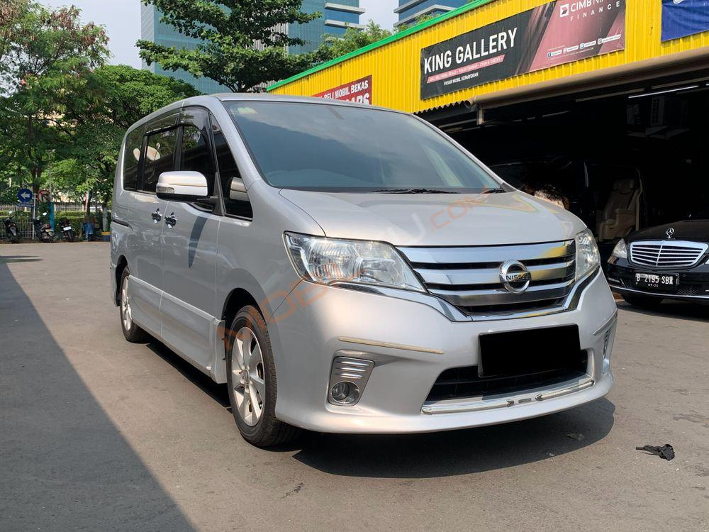 Mobil Nissan Serena 2013